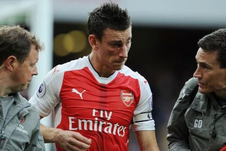 Bek Arsenal, Laurent Koscielny, mengalami cedera pada mata setelah bertabrakan dengan bek Southampton, Jose Fonte, pada pertandingan Premier League di Stadion Emirates, Sabtu (10/9/2016).