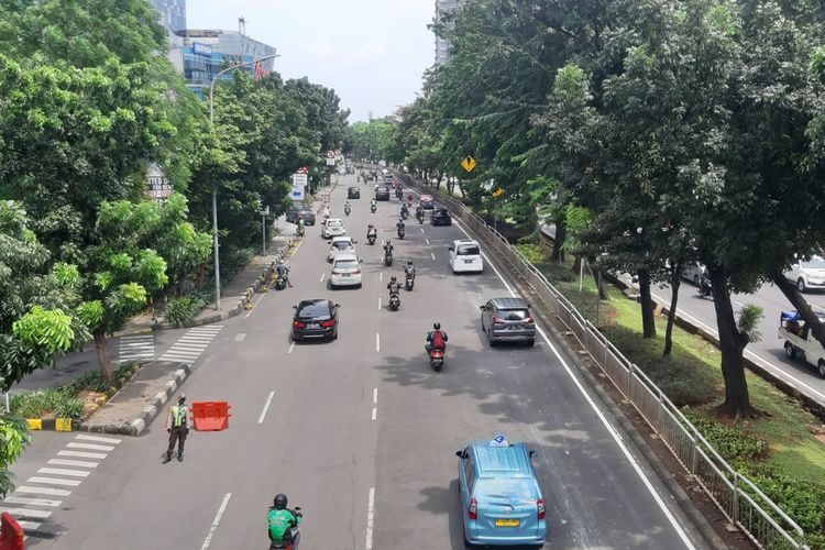 Suasana di Jalan Casablanca, Jakarta Selatan, Kamis (13/1/2022). Adanya pagar di median Jalan Casablanca membuat perjalanan pejalan kaki menjadi tidak efisien. Pejalan kaki harus menempuh jarak hampir 800 meter dan naik turun 40 anak tangga JPO untuk perjalanan yang sebenarnya hanya berjarak kurang dari 50 meter.