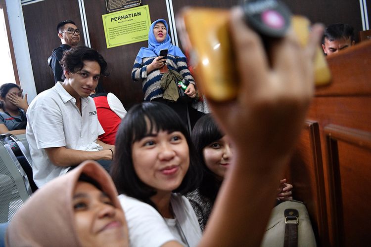 Aktor yang juga terdakwa kasus penyalahgunaan narkoba Jefri Nichol (kedua kiri) menunggu untuk menjalani sidang tuntutan di Pengadilan Negeri Jakarta Selatan, Senin (21/10/2019). Jaksa Penuntut Umum menuntut Jefri Nichol dengan hukuman 10 bulan penjara dikurangi masa tahanan atau menjalani rehabilitasi di RSKO Jakarta, Cibubur Jakarta Timur yang diperhitungkan sebagai sisa masa pidana dan dikurangi masa rehabilitasi sementara yang telah dijalani terdakwa.