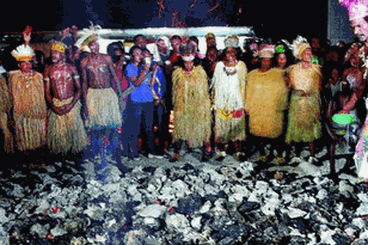 Seorang penari wor sedang melewati batu membara dalam atraksi yang disebut Apen Bayeren. Atraksi itu ditampilkan dalam pembukaan Pekan Budaya Munara Wampasi, awal Juli lalu, di Biak, Papua.