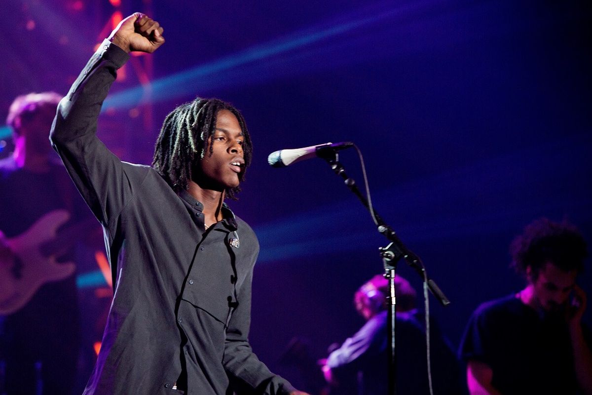 Vokalis Daniel Caesar tampil di acara #Youtube Black FanFest di Crampton Auditorium di Howard University, Washington DC, pada 17 Oktober 2017.