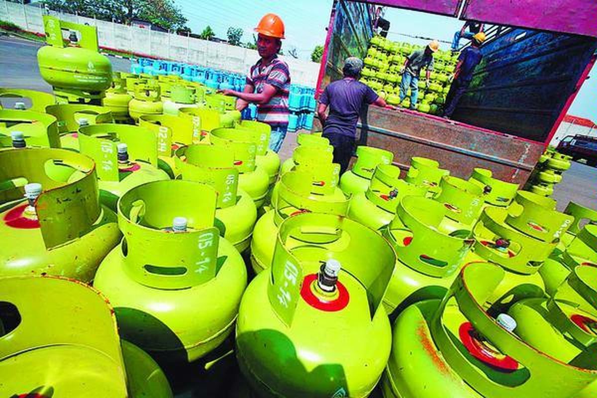 Kenaikan harga gas elpiji ukuran 12 kilogram pada awal pekan ini diperkirakan akan membuat masyarakat beralih ke gas elpiji ukuran 3 kilogram.
