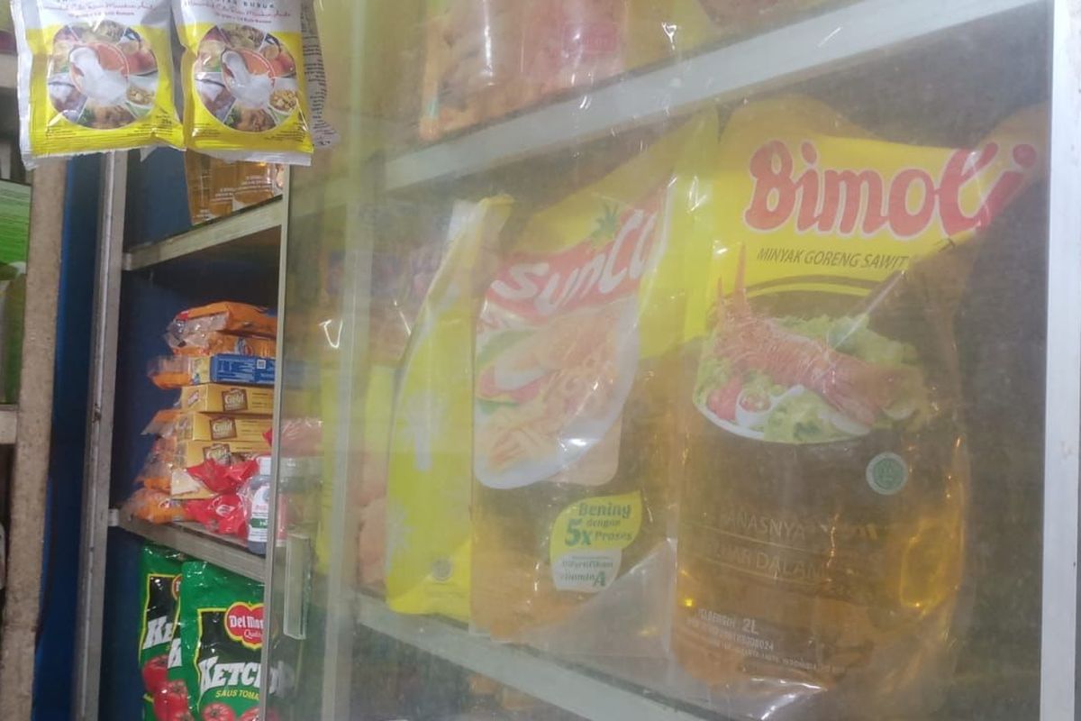 Salah satu pedagang minyak goreng di Pasar Besar Kota Malang, Afi Riskia beberapa waktu lalu saat ditemui awak media. 