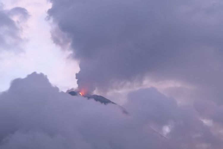 Asap putih dan kelabu keluar dari kawah Gunung Ile Lewotolok pada Jumat (12/4/2024) pagi