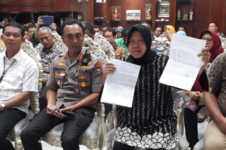 Wali Kota Surabaya Tri Rismaharini menunjukkan surat permintaan maaf dari pemilik akun Facebook bernama Zikria Dzatil yang ditujukan kepada dirinya dan masyarakat Kota Surabaya di rumah dinas Wali Kota Surabaya, Rabu (5/2/2020).