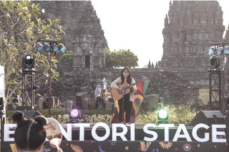 Sintha Alang tampil dengan gitar akustiknya di “Eventori Stage” pada hari pertama Prambanan Jazz Festival 2022, Jumat (1/7/2022).