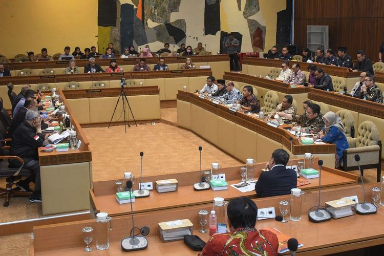 Suasana rapat dengar pendapat (RDP) antara Komisi II DPR, KPU, Bawaslu, Dewan Kehormatan Penyelenggara Pemilu (DKPP), dan Kemendagri di kompleks Parlemen, Jakarta, Selasa (31/10/2023). RDP tersebut membahas konsultasi penyesuaian Peraturan KPU Berdasarkan Putusan Mahkamah Konstitusi Nomor 90/PUU- XXV/2023 dan konsultasi rancangan Peraturan Bawaslu. ANTARA FOTO/Aditya Pradana Putra/hp.