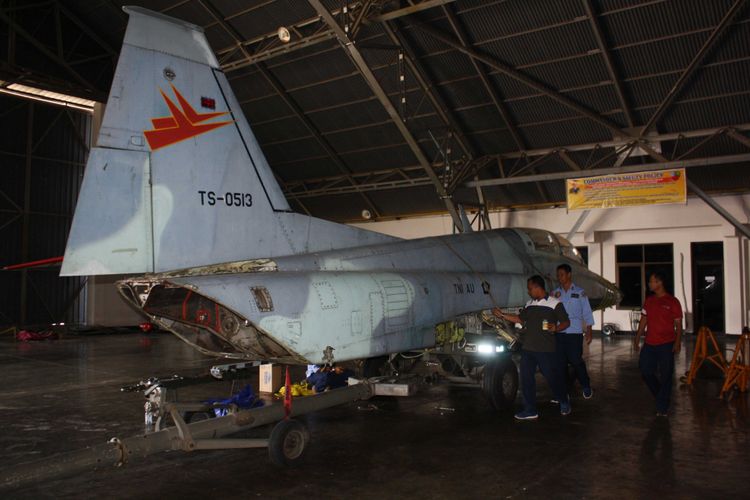 Personel Skadron Udara 14 Lanud Iswahjudi menyiapkan pesawat F-5 Tiger TS 1305, yang akan dipasang sebagai monumen di Alun-alun Mejayan, Kabupaten Madiun, Rabu (11/7/2018).