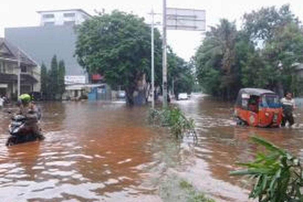 Banjir setinggi 60-70 cm atau sekitar selutut hingga paha orang dewasa di Jalan Pluit Timur Raya, Kecamatan Penjaringan, Jakarta Utara, Minggu (19/1/2014)