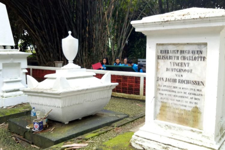 Beberapa wisatwan anak sedang membaca papan penjelasan situs, Selasa (23/5/2017), yang berlokasi di Kompleks makam para Gubernur Jendral Hindia Belanda dan para tokoh yang berjasa dalam pengembangan ilmu alam di Kebun Raya Bogor. 