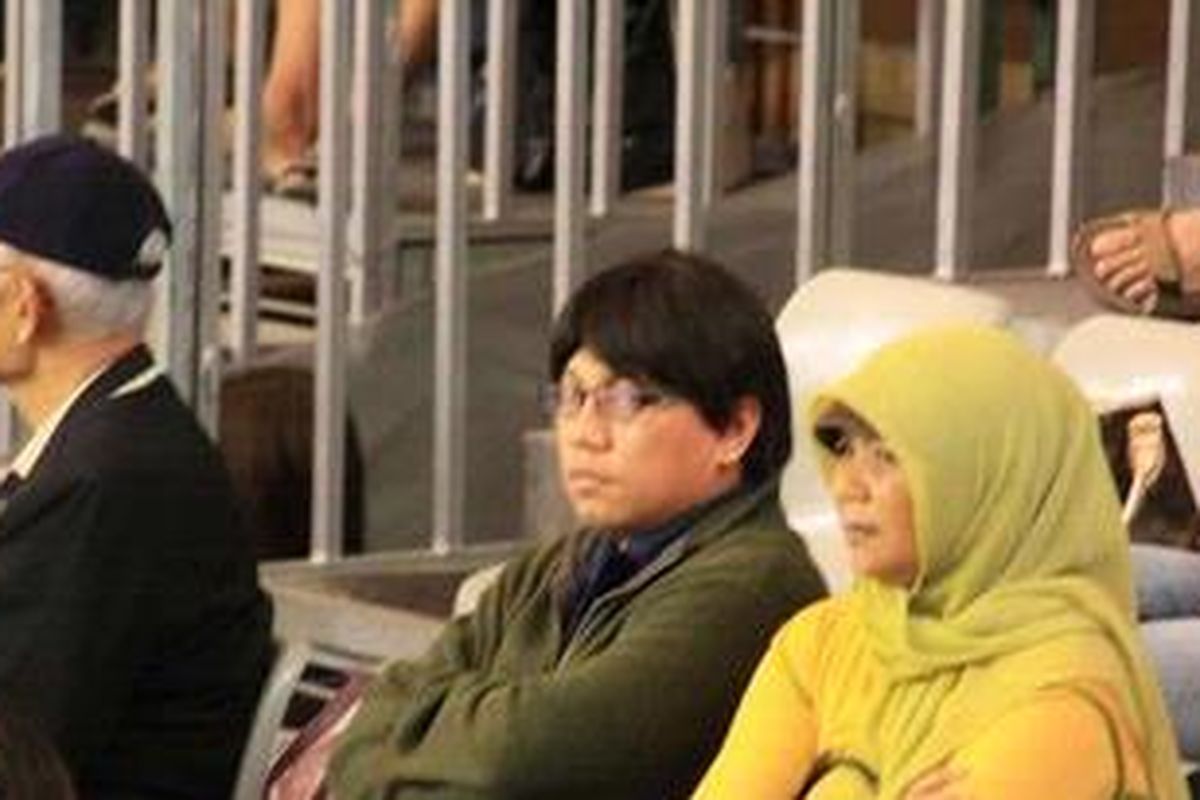 Pria mirip gayus melirik Made Sugiantara setelah mengetahui ia akan difoto