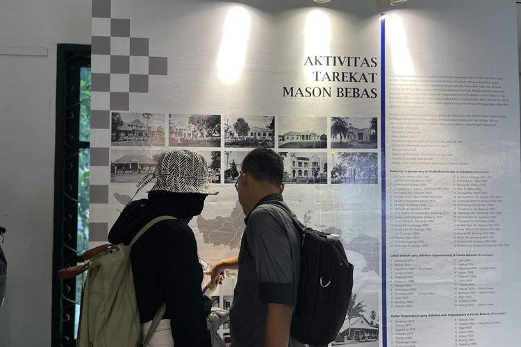 Pameran Jejak Memori “Hikayat Tarekat Mason Bebas di Indonesia” di Museum Taman Prasasti Jakarta, Rabu (1/11/2023).