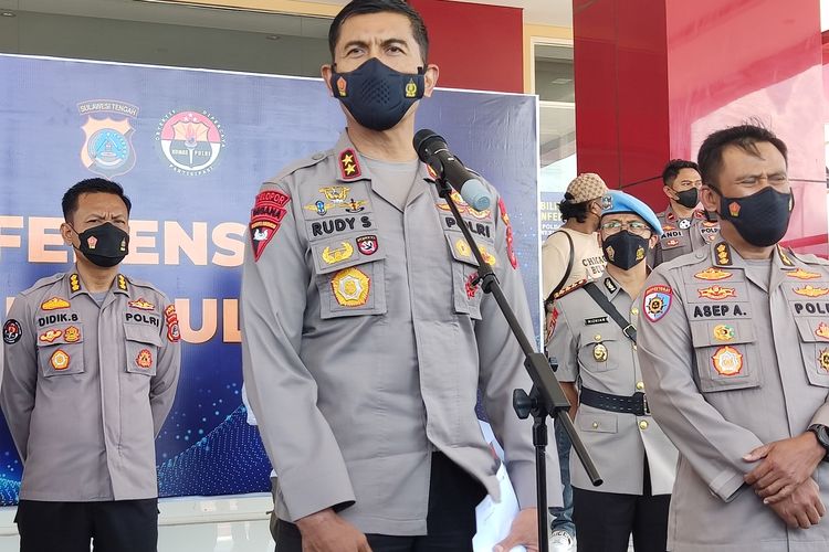 Kapolda Sulteng Irjen Polisi Rudy Sufahriadi : Sesuai intruksi Kapolri bahwa pihaknya tidak boleh ragu untuk menindak terhadap anggota yang melakulan kesalahan, termasuk dalam kasus asusila yang melibatkan Kapolsek Parigi dan putri seorang tahanan, Sabtu (23/10/2021). 