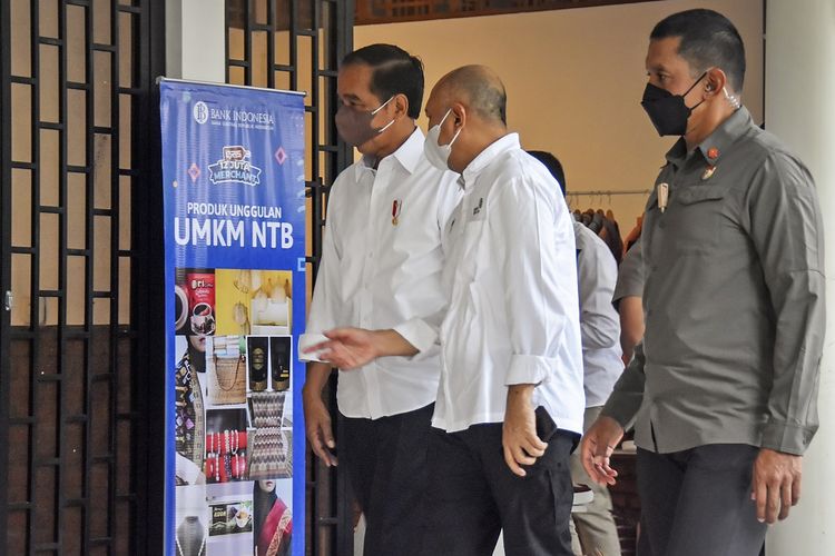 Presiden Joko Widodo (kiri) mengunjungi pameran UMKM Bazar Mandalika, di KEK Mandalika, Desa Kuta, Kecamatan Pujut, Praya, Lombok Tengah, NTB, Kamis (13/1/2022). Penyelenggaraan event MotoGP 2022 diharapkan menjadi ajang promosi produk UMKM sekaligus mendorong pertumbuhan ekonomi kreatif di NTB.ANTARA FOTO/Ahmad Subaidi/hp.