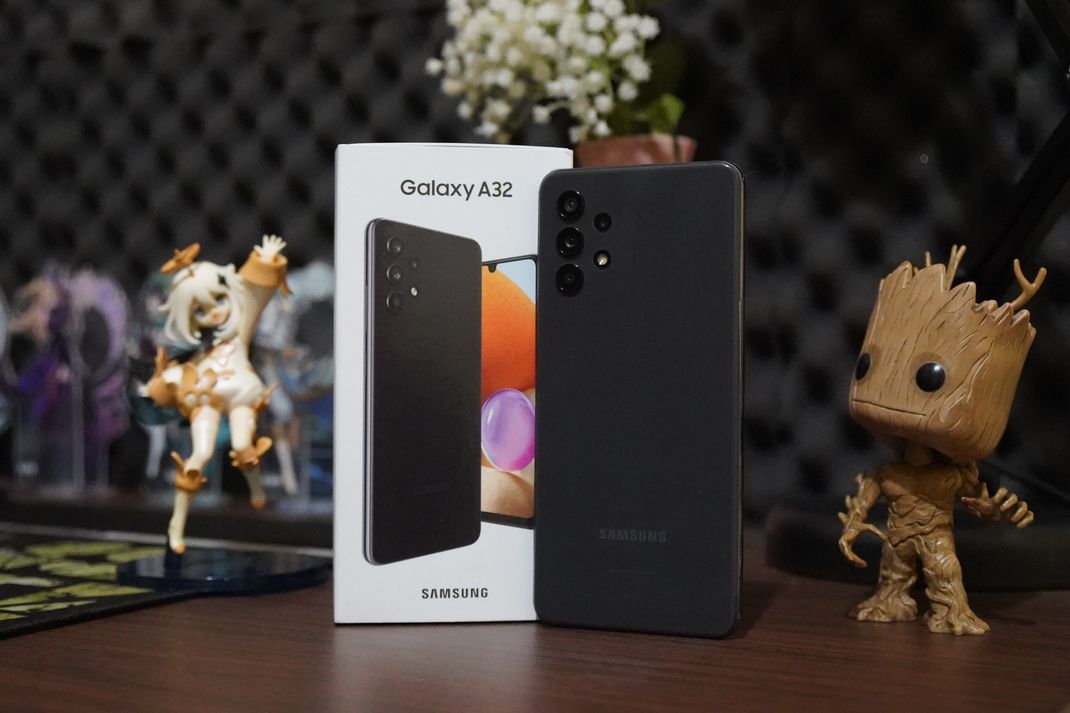 Samsung Galaxy A32 bersama kotak kemasannya