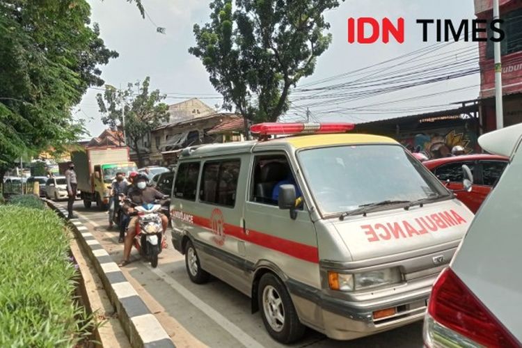 Sebuah mobil ambulans terjebak di kemacetan di Jalan Raya Lenteng Agung, Jagakarsa, Jakarta Selatan pada Senin (5/7/2021) pagi.

