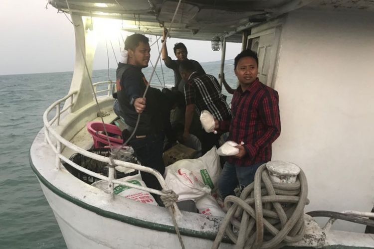 Sejumlah petugas memeriksa sejumlah karung yang ada di MV Sunrise Glory yang diduga mengangkut bahan baku sabu