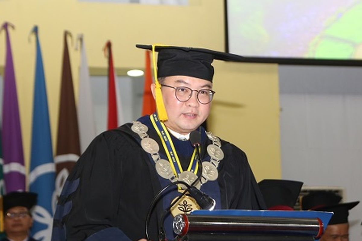 Rektor IPB University, Prof. Arif Satria dalam saat memberikan sambutan di acara wisuda pada Rabu (15/1) bertempat di Gedung Grha Widya Wisuda (GWW) Kampus IPB Dramaga Bogor. 