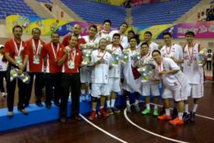 Tim Basket Putra Indonesia (jersey putih), Berpose bersama pelatih dan memamerkan medali perunggu usai menerima penghargaan pada Islamic Solidarity Games (ISG) 2013, di Palembang, Jumat (20/9/2013).