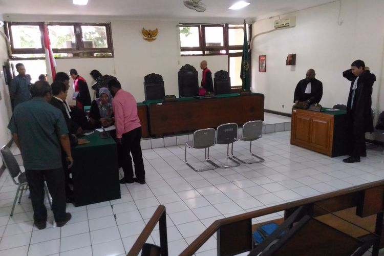 Obby Kogoya, mahasiswa asal Papua, menyalami jaksa penuntut umum (JPU) usai mendengarkan vonis hakim di ruang sidang Kartika, Pengadilan Negeri Yogyakarta, Jalan Kapas, Kamis (27/7/2017).