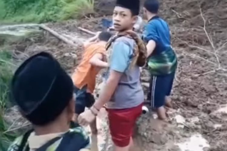 Tangkapan layar video perjuangan santri menembus longsor untuk menghadiri upacara hari santri, Sabtu (22/10/2022).