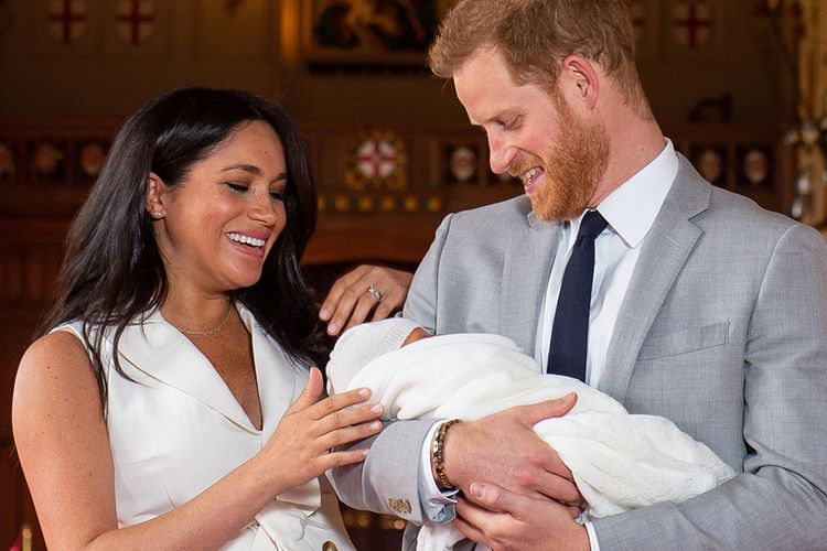 Pangeran Harry dan Meghan Markle memperkenalkan anak pertama mereka ke publik di St Georges Hall, Windsor Castle, London, Rabu (8/5/2019) waktu setempat. Anak yang mereka beri nama Archie Harrison Mountbatten-Windsor itu berada di urutan ketujuh suksesi kerajaan Inggris.