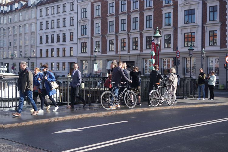 Salah satu aturan utama bagi pada pesepeda di Kota Kopenhagen, Denmark, adalah kewajiban menuntun sepeda saat berada di pedestrian. Kopenhagen dikenal sebagai kota sepeda dunia yang menawarkan kenyamanan dan keamanan bagi para pesepedanya. Ada tak kurang dari 380 kilometer jalur khusus sepeda di Kopenhagen, yang memungkinkan warganya menjadikan sepeda sebagai moda transportasi utama.