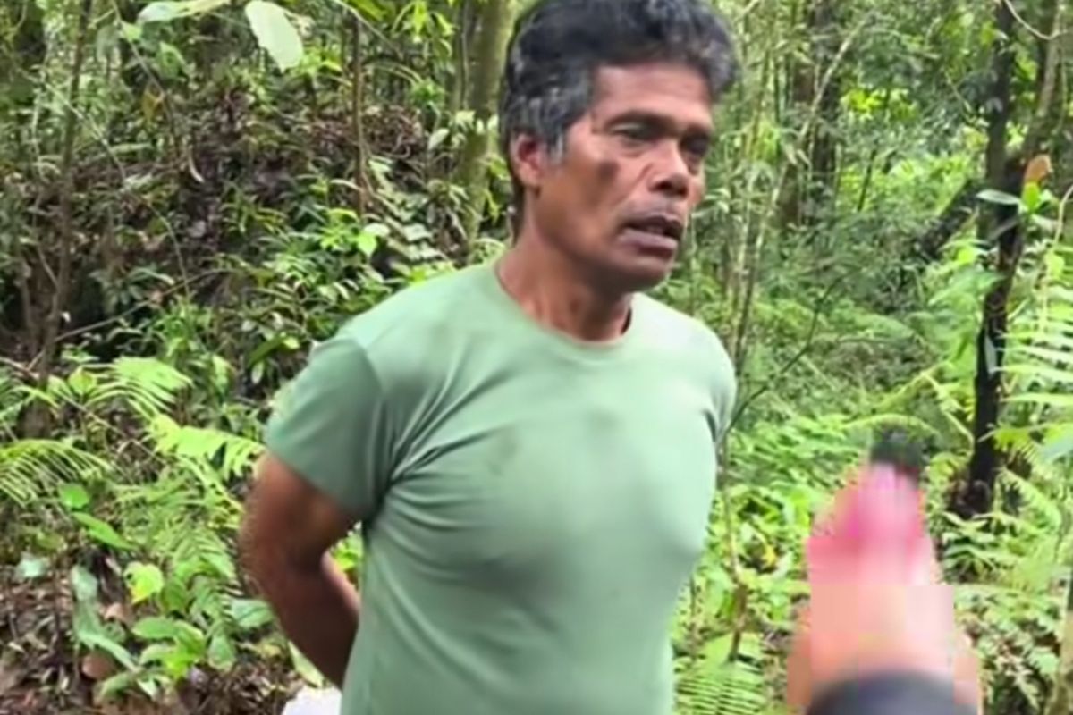 Pelaku yang meminta retribusi di tengah hutan menuju air terjun dua warna di Kecamatan Sibolangit, Kabupaten Deli Serdang, Sumatera Utara.