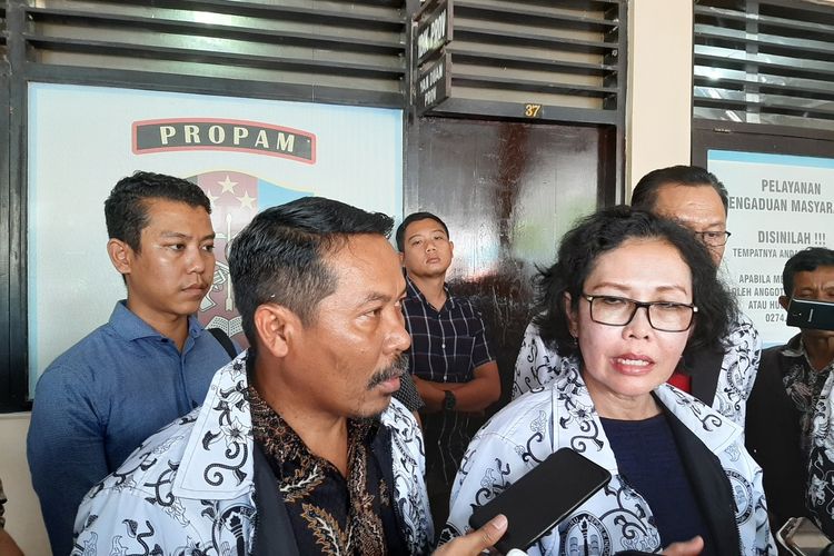 Ketua Umum Pengurus Besar Persatuan Guru Republik Indonesia, Unifah Rosidi saat menemui wartawan di Mapolres Sleman