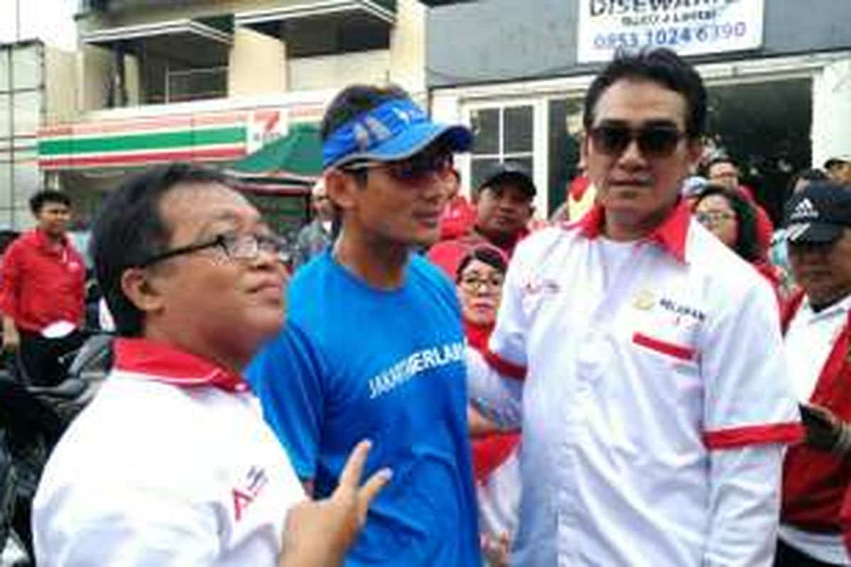 Calon wakil gubernur DKI Jakarta Sandiaga Uno (tengah) seusai berlari di Kemang, Jakarta Selatan, Minggu (1/1/2017).