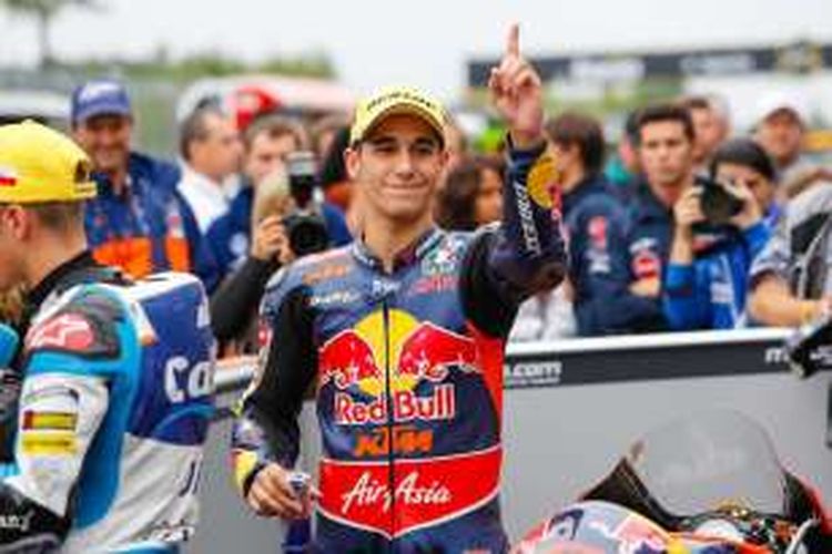 Pebalap Spanyol, Luis Salom. Pebalap Moto2 tersebut meninggal dunia ketika berusia 24 tahun akibat kecelakaan yang terjadi di tikungan 12 Sirkuit de Barcelona-Catalunya. Salom terjatuh ketika menjalani sesi latihan bebas kedua, Jumat (3/6/2016).