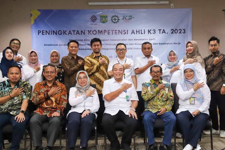 Direktur Bina K3, Hery Sutanto berfoto bersama jajaran terkait dan tenaga ahli K3 dalam kegiatan Peningkatan Kompetensi Ahli K3 Tahun 2023, di Jakarta, Selasa (30/5/2023).