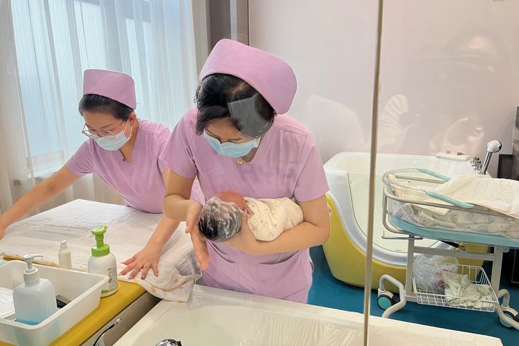 Perawatan bayi baru lahir di RS Sanjiu Hospital of Qiqihar, China. 