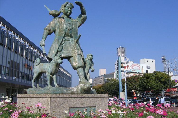 Patung Momotaro di depan stasiun JR Okayama dikisahkan dengan ketiga temannya: seekor anjing, seekor monyet, dan seekor burung pegar.