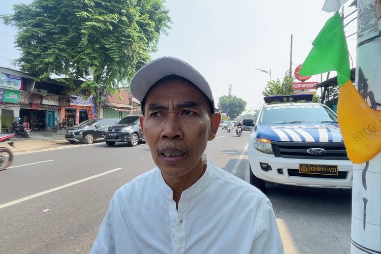 Edi Anwar, salah satu warga sekitar yang resah dengan banyaknya pengendara motor yang lawan arah di Lenteng Agung