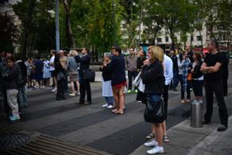 Warga dan para wisatawan dievauasi keluar gedung saat guncangan gempa dirasakan di Mexico City, 400 kilometer jauhnya dari pusat gempa di negara bagian Guerrero.