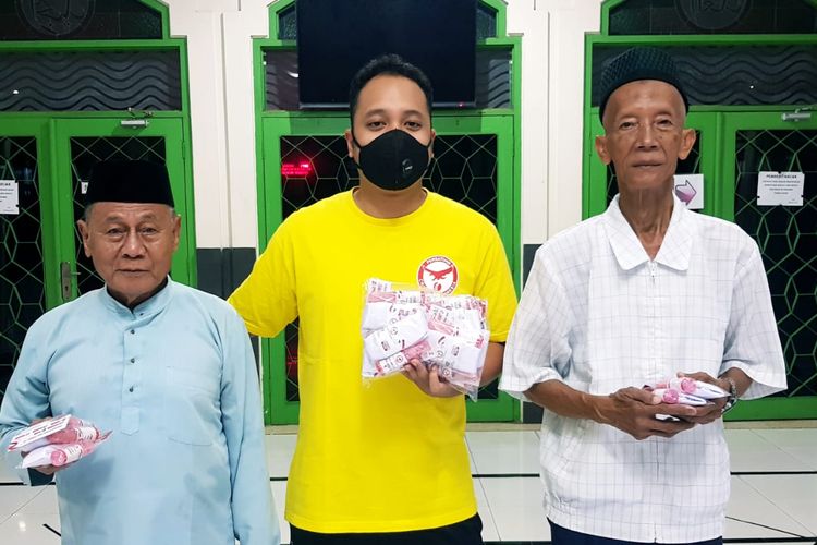 Pemberian bantuan masker dan hand sanitizer dari Pengurus Pusat Persatuan Cricket Indonesia lewat gerakan Cricket Peduli di tengah pandemi virus corona.