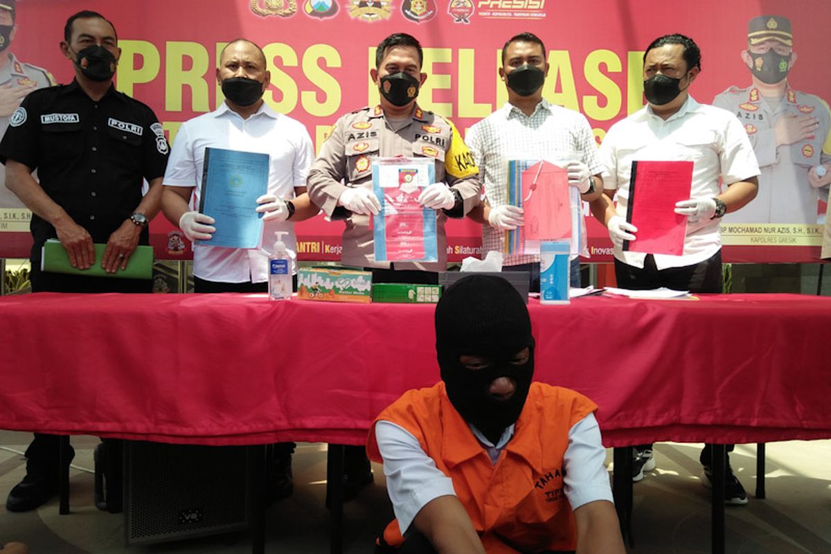 Tersangka berikut barang bukti kejahatan tindak korupsi, dipamerkan pihak kepolisian kepada awak media saat rilis pengungkapan kasus di halaman Mapolres Gresik, Jumat (2/9/2022).