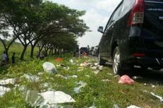 Macet di Tol Kanci-Pejagan, Sampah Bertebaran di Sepanjang Jalan