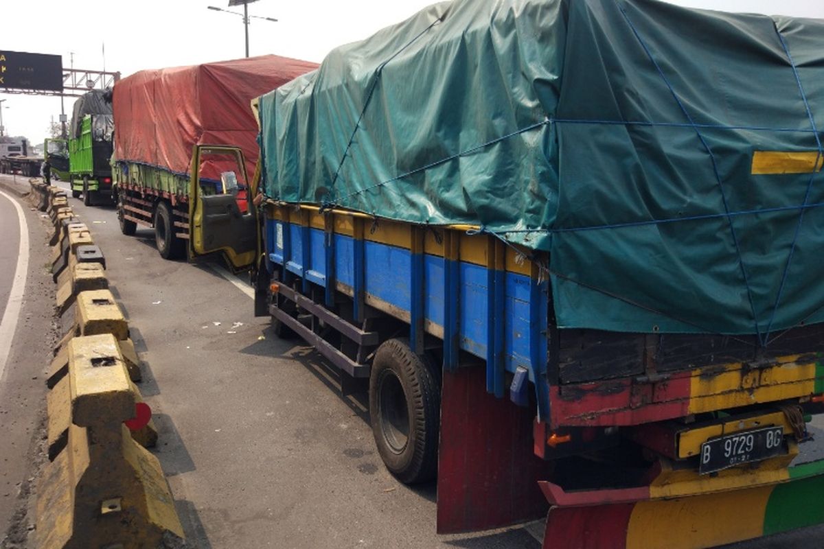 Truk yang tertangkap kelebihan muatan saat inspeksi Jasa Marga dan Dinas Perhubungan di Gerbang Tol Kapuk, Jakarta Utara, Selasa (22/8/2017).