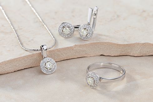 6 Bahan Alami Membersihkan Perhiasan Silver agar Kembali Berkilau