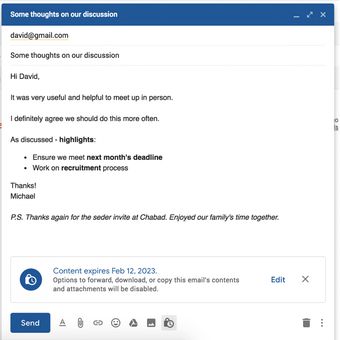 Confidential mode pada Gmail diaktifkan lewat ikon gembok kecil berwarna biru di jendela compose e-mail.