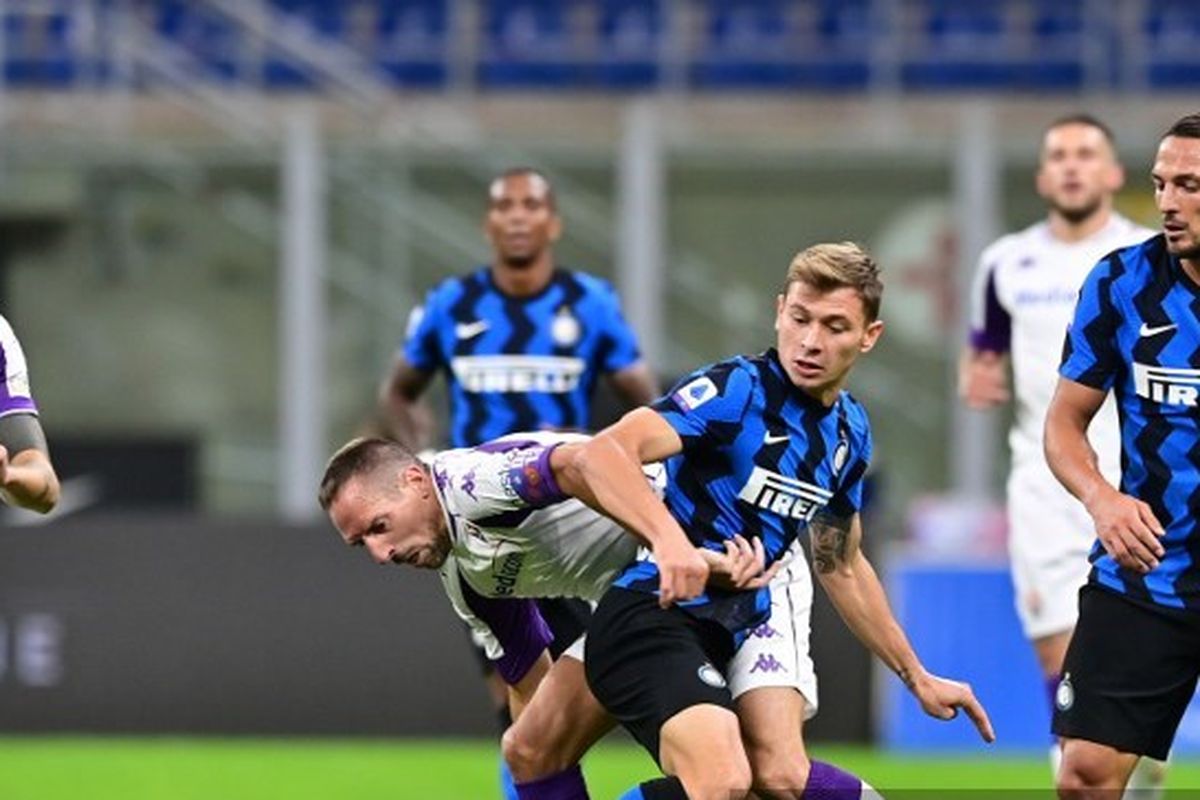 Franck Ribery dan Nicolo Barella berduel pada laga Inter Milan vs Fiorentina di Stadion Giuseppe Meazza, Minggu (27/9/2020) dini hari WIB.