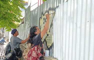 Aksi Pengamen di Bandung Bersihkan Coretan Vandalisme, Baru ...