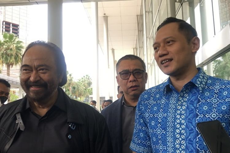 Ketua Umum Partai Nasdem Surya Paloh dan Ketua Umum Partai Demokrat Agus Harimurti Yudhoyono (AHY) ditemui pasca makan siang bersama di Wisma Nusantara, Gondangdia, Jakarta Pusat, Rabu (26/10/2022). 