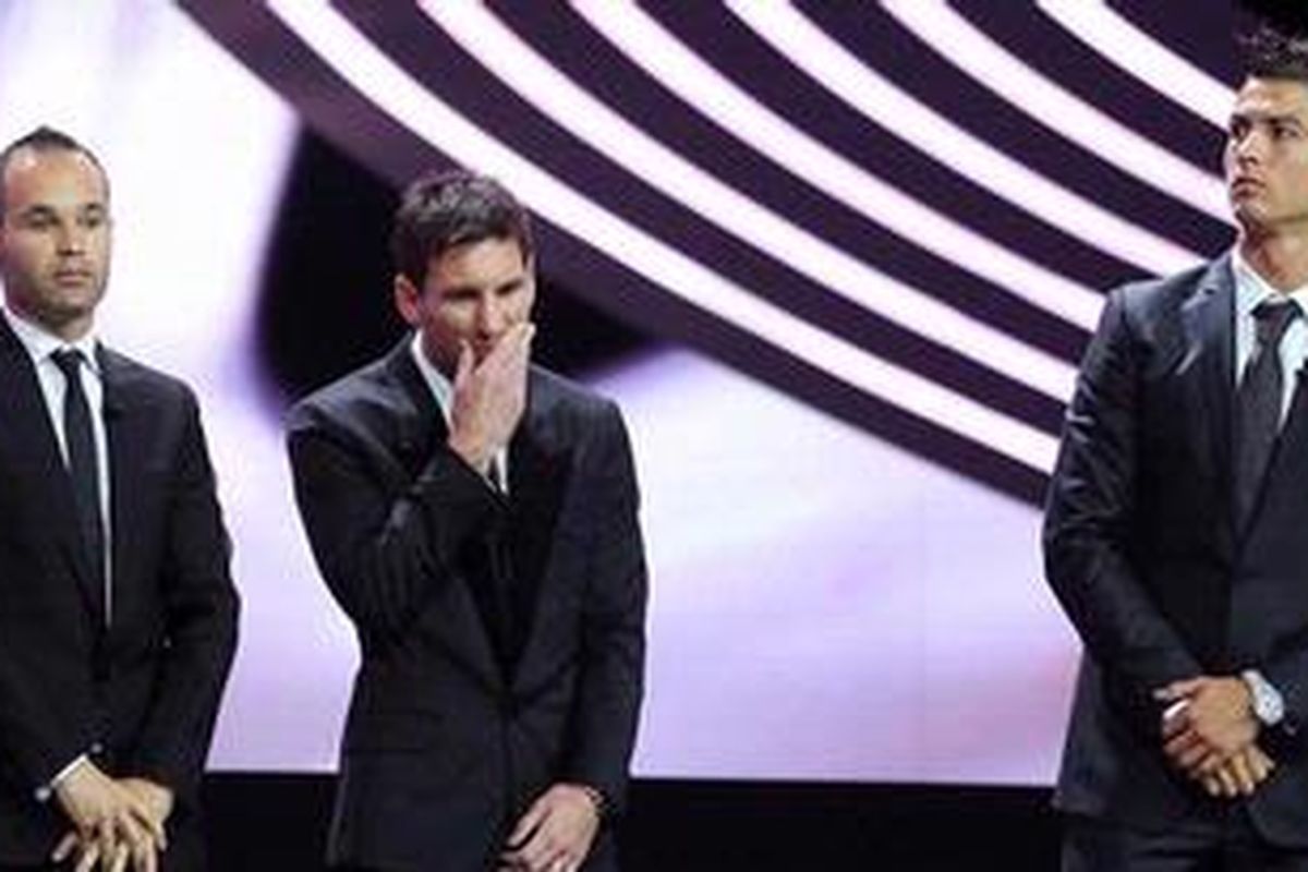 Pesepak bola Argentina, Lionel Messi (tengah), pemain Spanyol, Andre Iniesta (kiri), dan bomber Portugal, Cristiano Ronaldo, menunggu pengumuman Pemain Terbaik Eropa 2012" ala UEFA di Monaco, Kamis (30/8/2012). 