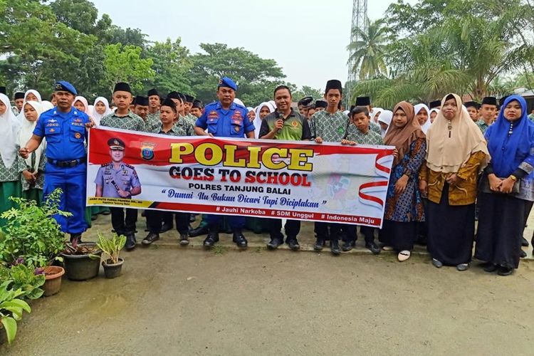 Anggota Kepolisian di Polres Tanjung Balai mengunjungi sejumlah sekolah untuk mengimbau para pelajar untuk tidak ikut dalam demo untuk menciptakan kondusifitas menjelang pelanikan Presiden RI.