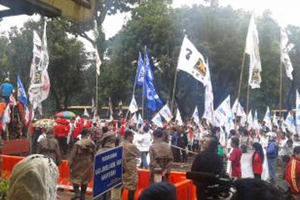 Massa pendukung Prabowo-Hatta memilih bertahan di bawah guyuran hujan di depan Gedung Mahkamah Konstitusi, Jalan Medan Merdeka Barat, Jakarta Pusat, Senin (11/8/2014).
