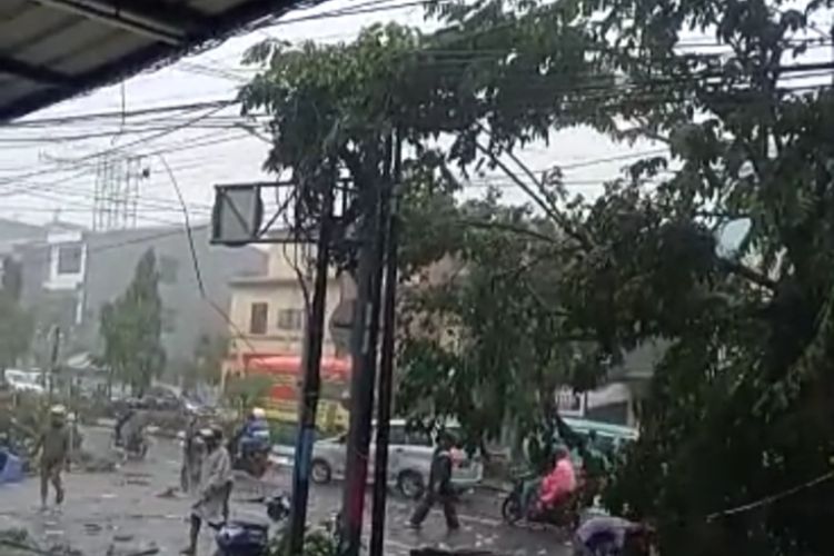 Angin puting beliung menerjang Kota Makassar, Kamis (23/12/2021) sekitar pukul 14.00 Wita, rumah warga banyak rusak. Selain itu juga, dinding gedung Mesjid Al Markaz roboh, pohon-pohon dan papan reklame tumbang.