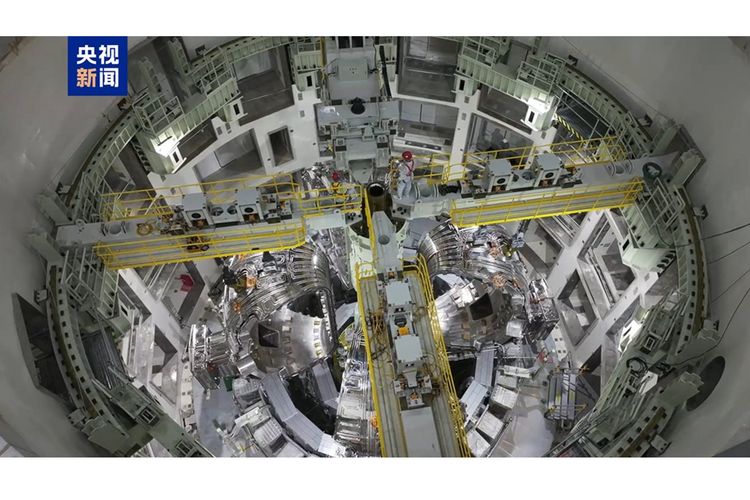 Tampilan di dalam Burning Plasma Experimental Superconducting Tokamak.
